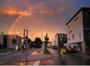 Vauban, uma cidade sem carros. Repare no arco-íris.
